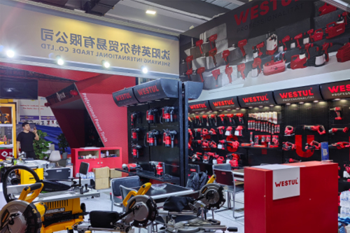 Westul dan tim penjualannya berpartisipasi dalam Canton Fair ke-135
